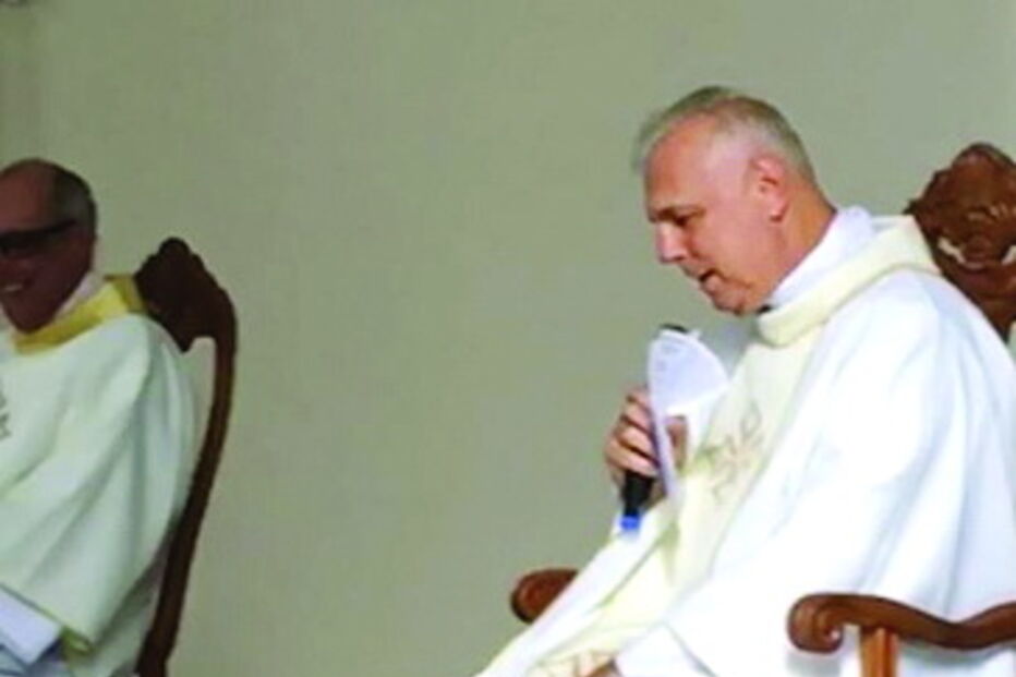 Cão interrompe missa para pedir atenção ao padre