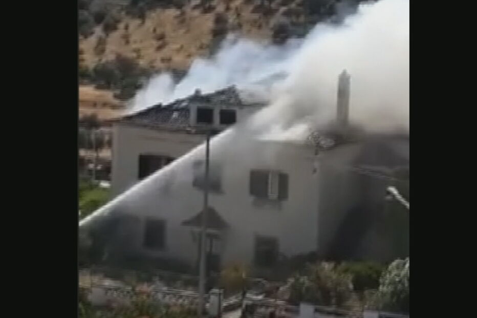 Incêndio destrói prédio devoluto em Abrantes