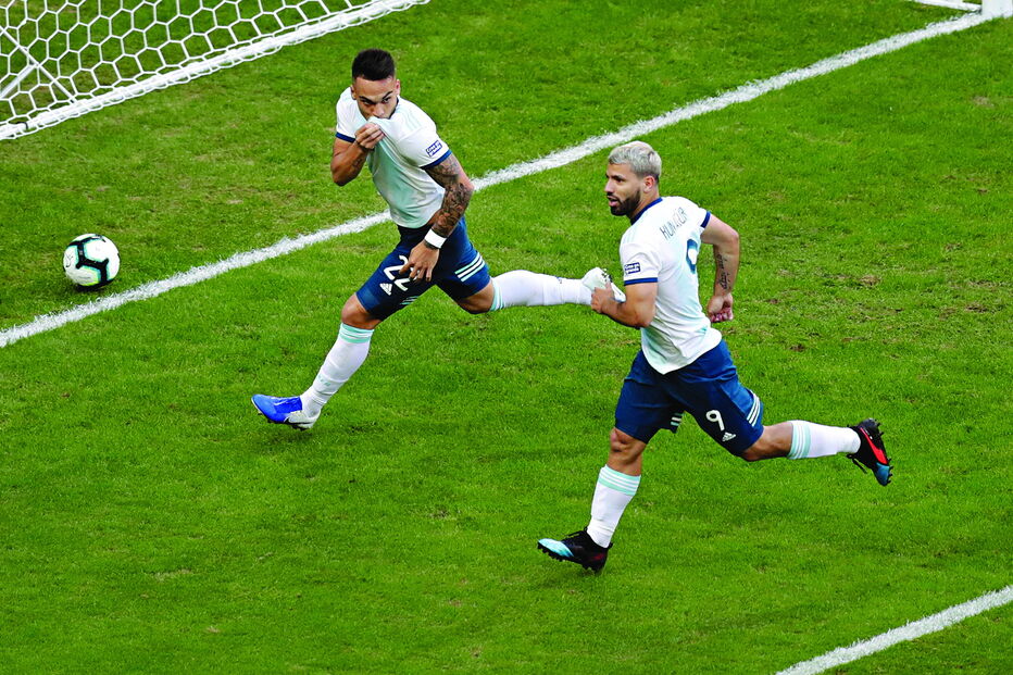 Lautaro Martínez e Kun Aguero foram os autores dos dois golos da seleção da Argentina 