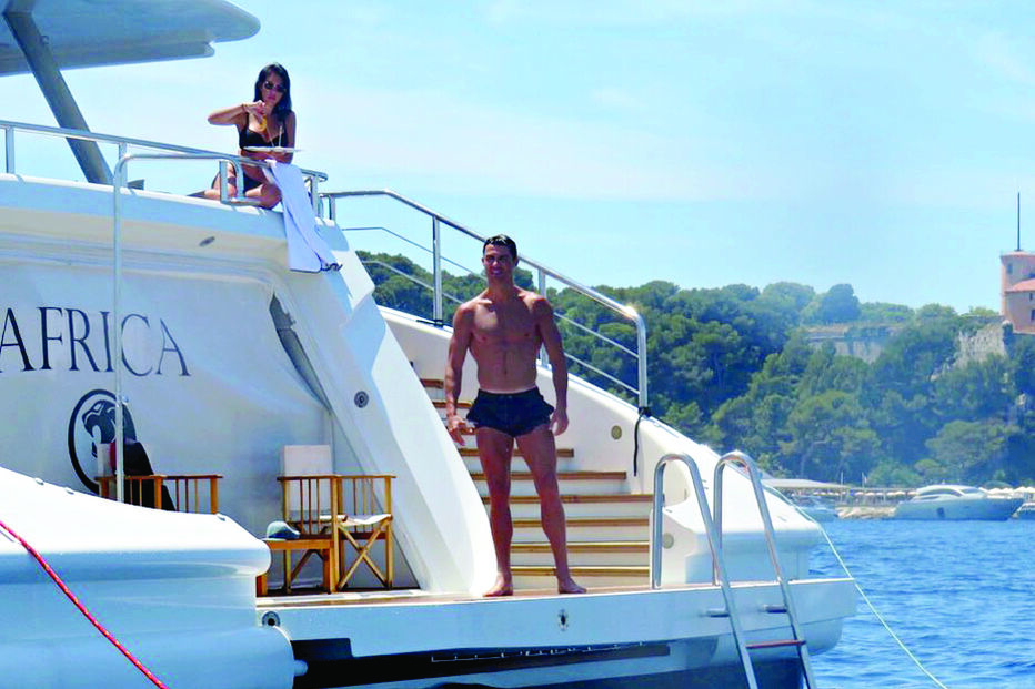 Mergulhos no mar do sul de França animam pai e filho, sob o olhar de Georgina