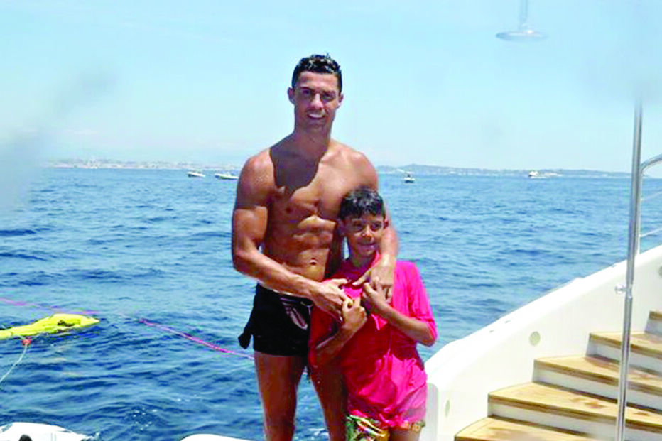 CR7 a gozar férias com Gio e filho, na Riviera Francesa