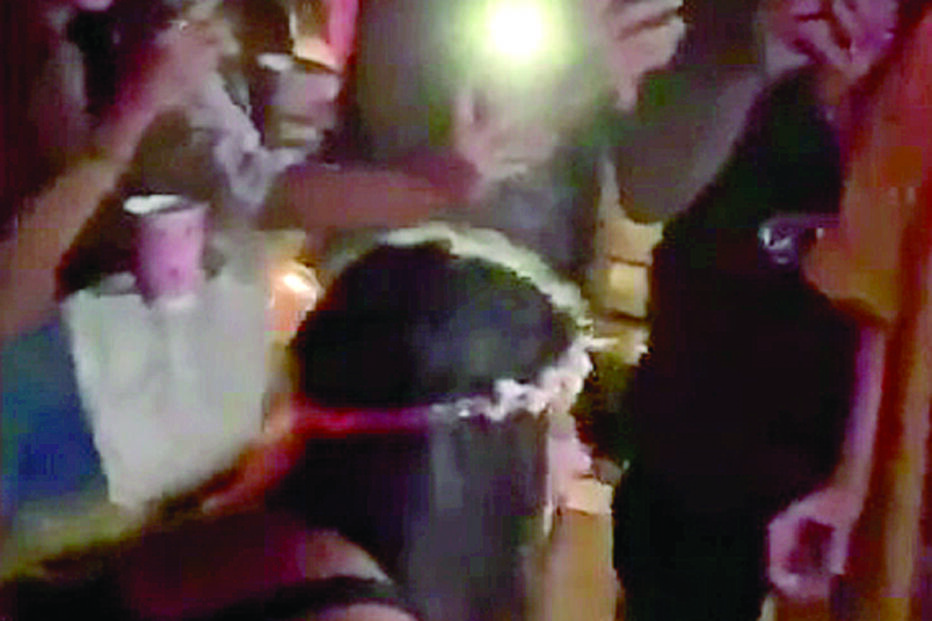 Carolina Loureiro sopra as velas 