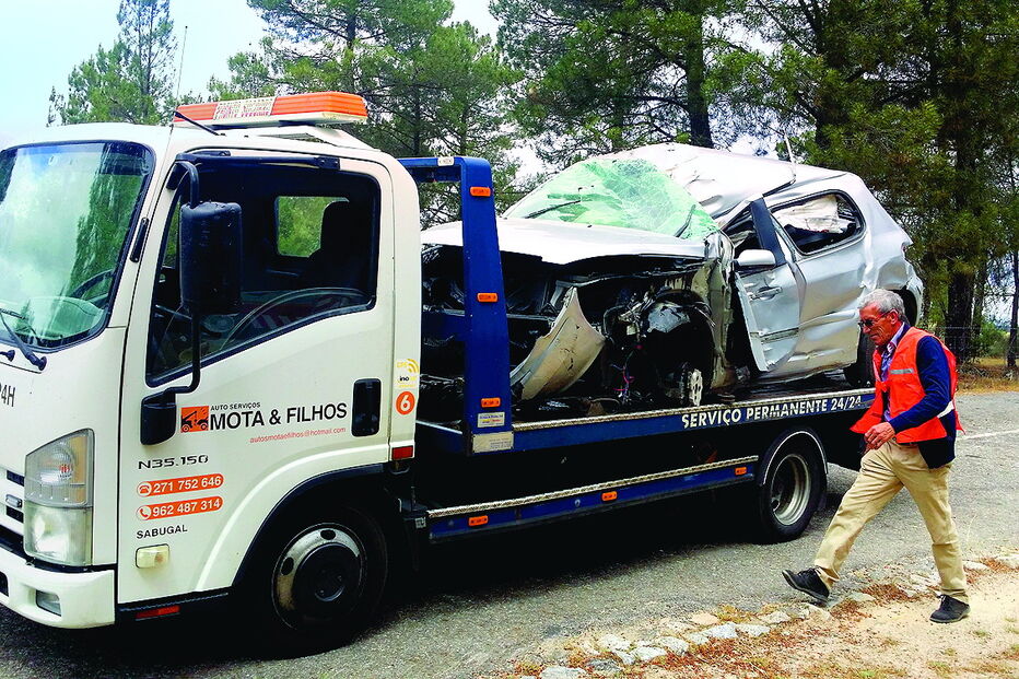 Condutor de 25 anos não resistiu aos ferimentos causados pelo forte embate contra um pinheiro, na berma da estrada 