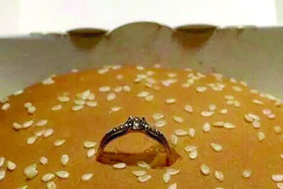 Mulher é pedida em casamento com anel em hambúrguer 