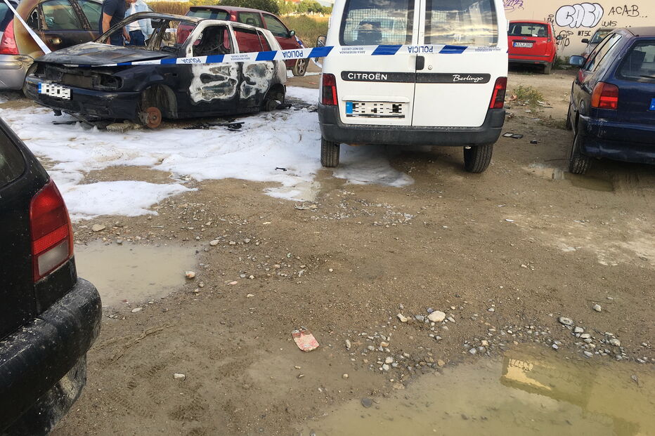 Carro incendeia-se em parque de estacionamento em Lisboa