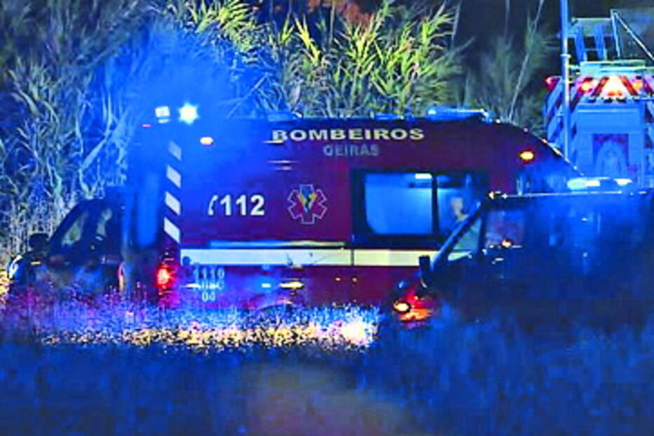 Bombeiros durante o resgate 