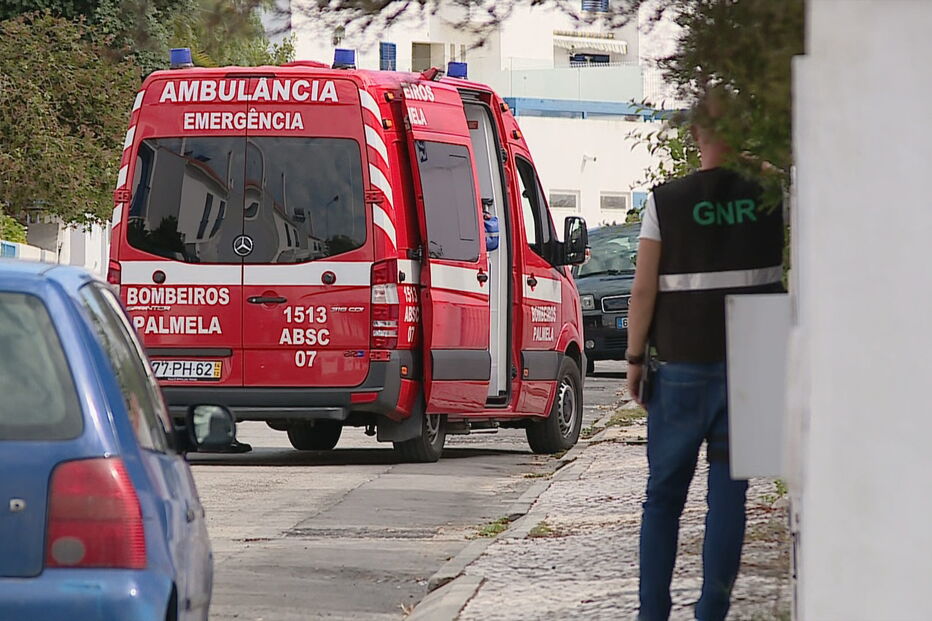 Homem barricado dentro de casa em Setúbal