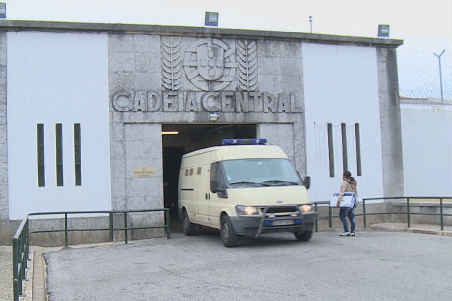 Três guardas prisionais agredidos por recluso alcoolizado na cadeia do Linhó em Sintra