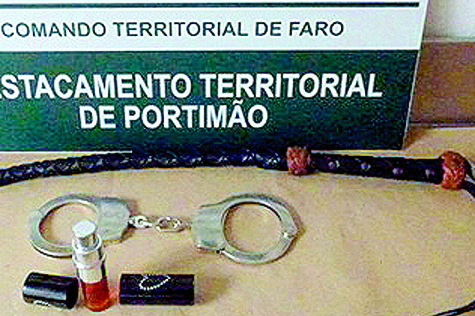 GNR apreendeu chicote e algemas 