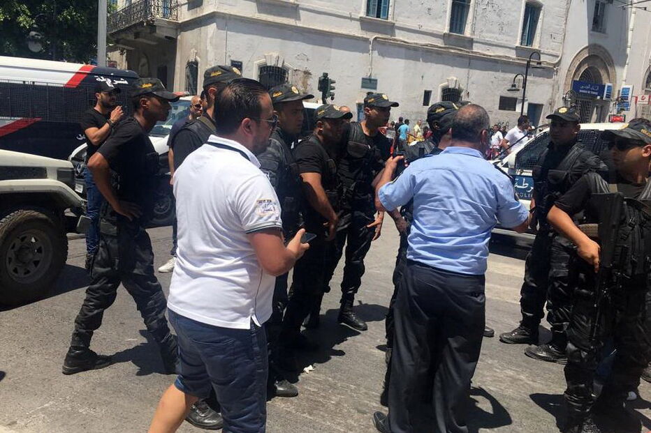 Ataque terrorista faz dois mortos e cinco feridos junto à embaixada francesa na Tunísia