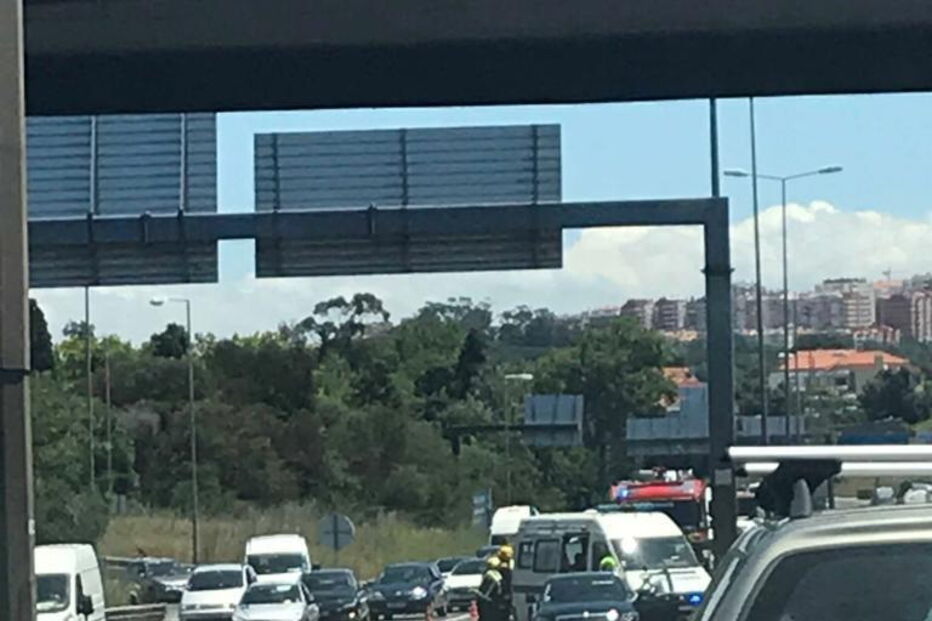 Capotamento de carro condiciona circulação no IC19 em Queluz de Baixo