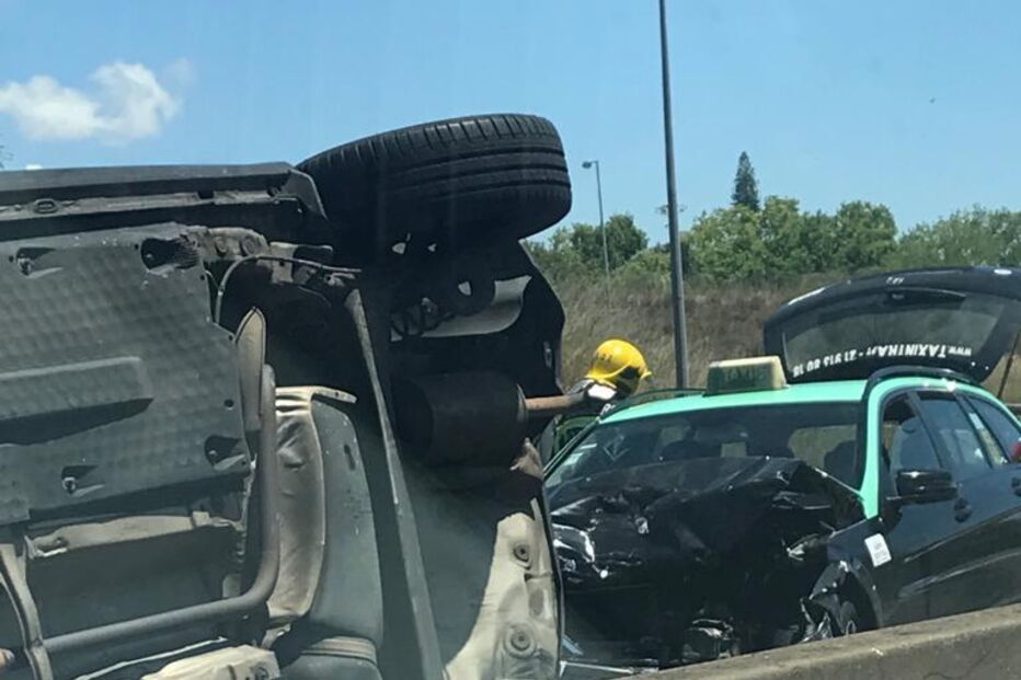 Capotamento de carro condiciona circulação no IC19 em Queluz de Baixo