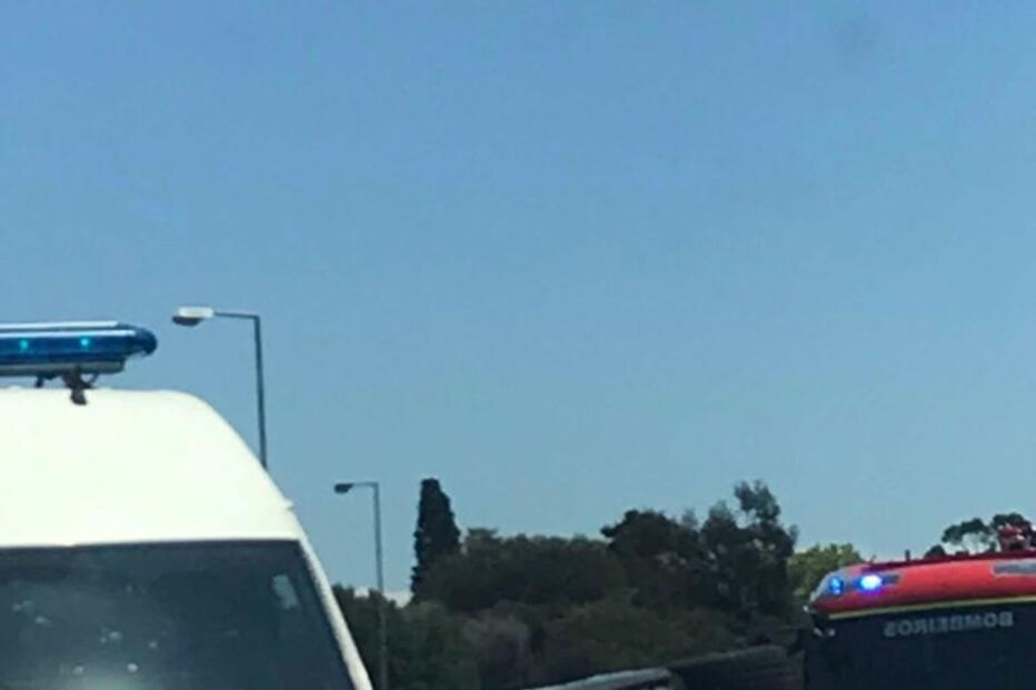 Capotamento de carro condiciona circulação no IC19 em Queluz de Baixo