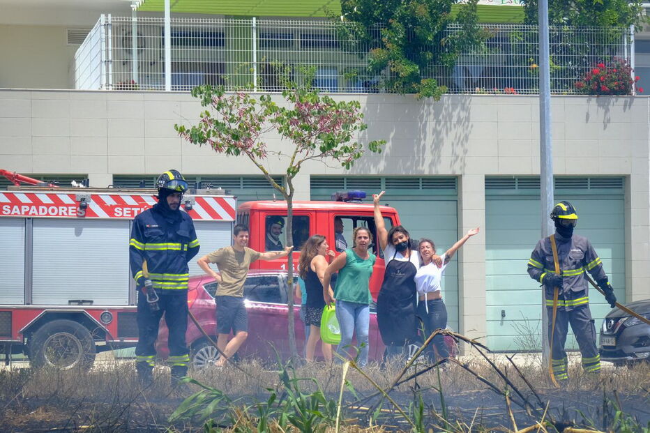 Moradores apagam incêndio no Bairro do Liceu em Setúbal 
