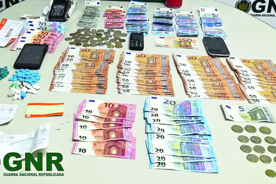 Dinheiro verdadeiro foi apreendido juntamente com as notas falsas 