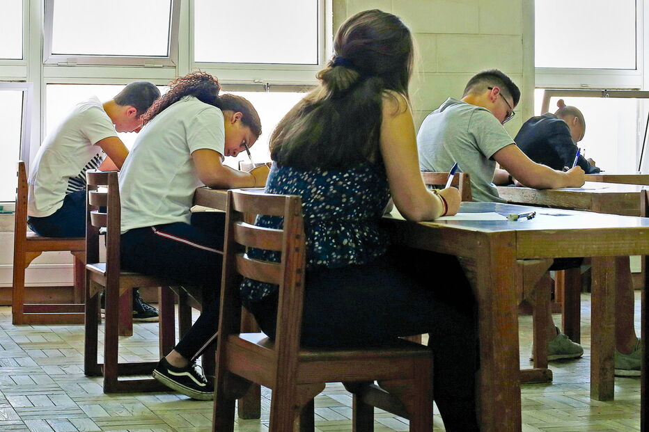 As taxas de conclusão de ciclo progrediram de forma continuada, quer no ensino Básico quer no Secundário