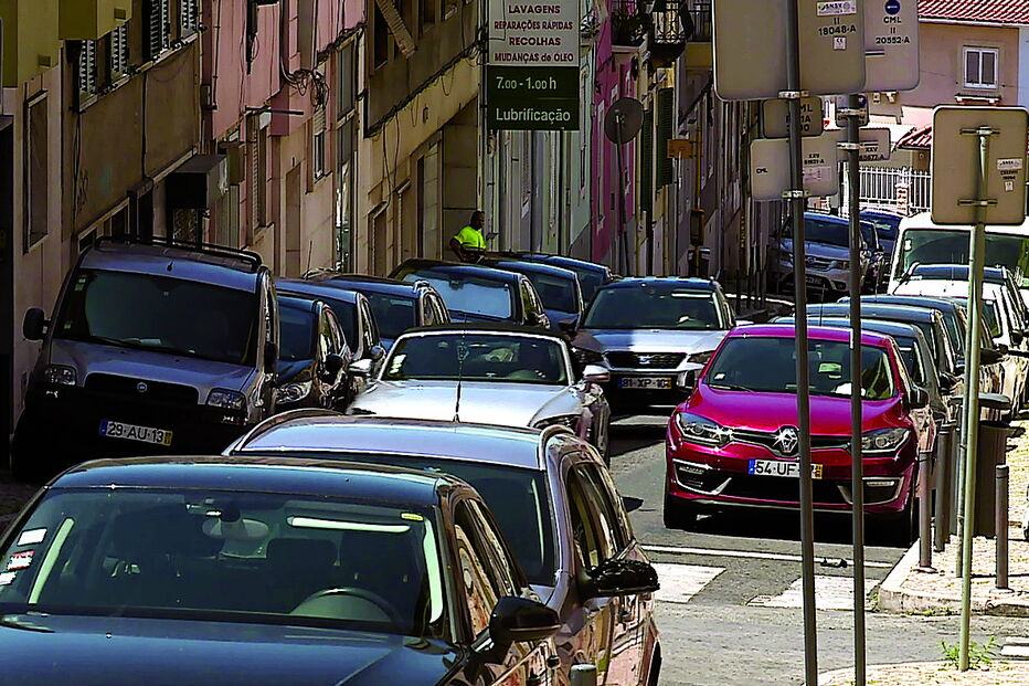 Estacionar em cima do passeio, em Campolide, passou a ser permitido mas apenas em locais com parquímetros da EMEL