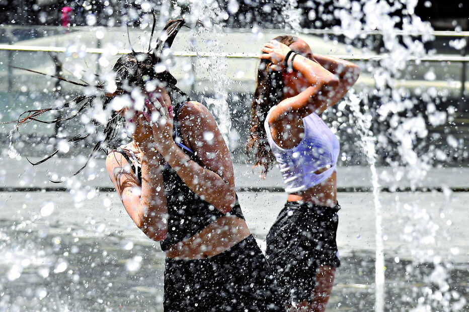 Milão vive um período de temperaturas extremas que leva muitos a recorrerem aos fontanários para se refrescarem  