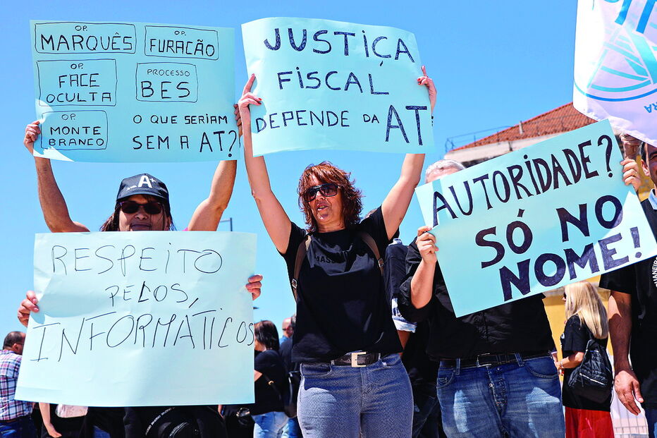 Funcionários da Autoridade Tributária e Alfandegária protestaram em frente ao Ministério das Finanças   