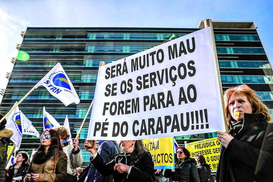 Registos e notários param hoje devido à greve dos funcioná-rios do serviço. exigem, por exemplo, a promoção de mais de 260 oficiais dos registos