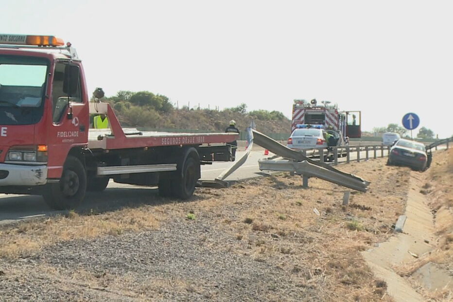 Cinco feridos em despiste na A22 em Faro