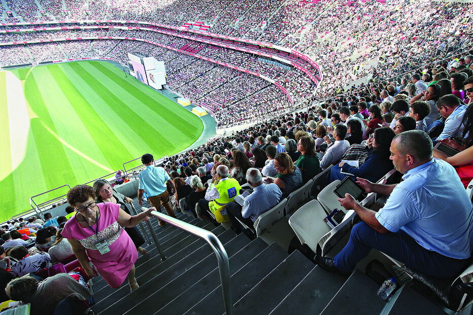 Congresso reúne participantes de todo o Mundo. Muitos acompanham os trabalhos com recurso a tablet 