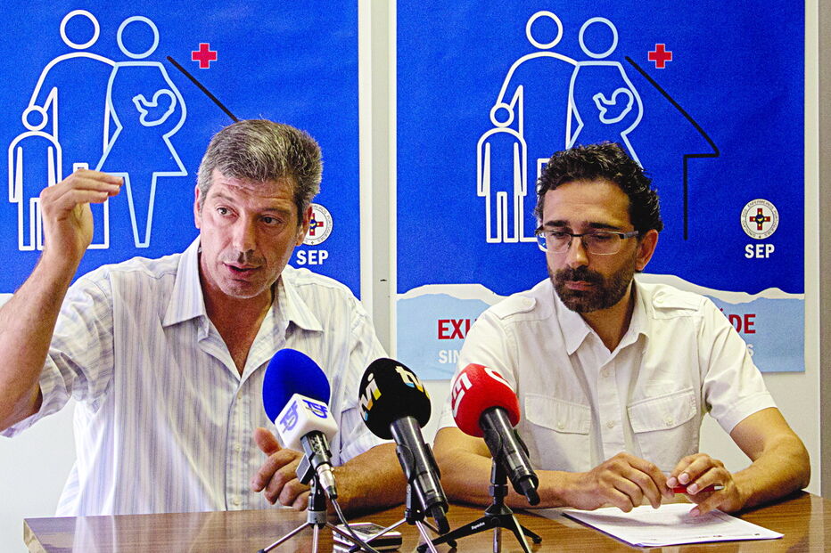 José Carlos Martins (à esquerda) e Nuno Majula, sindicalistas, alegam que há pressão sobre enfermeiros  