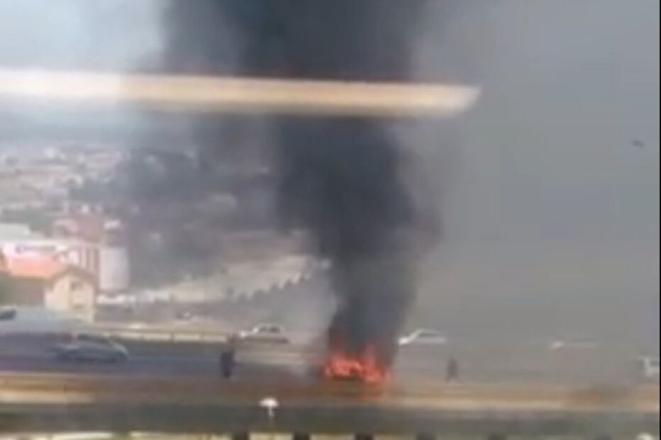 Carro a arder na VCI, no Porto