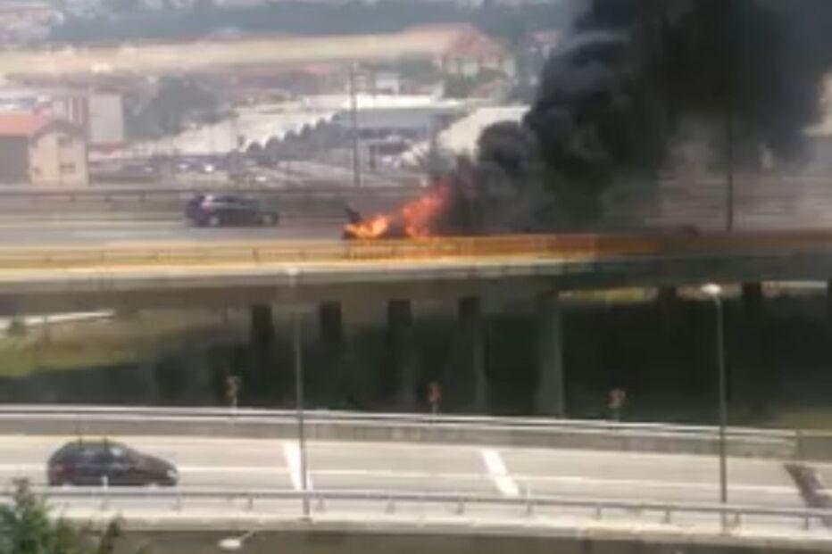 Carro a arder na VCI, no Porto