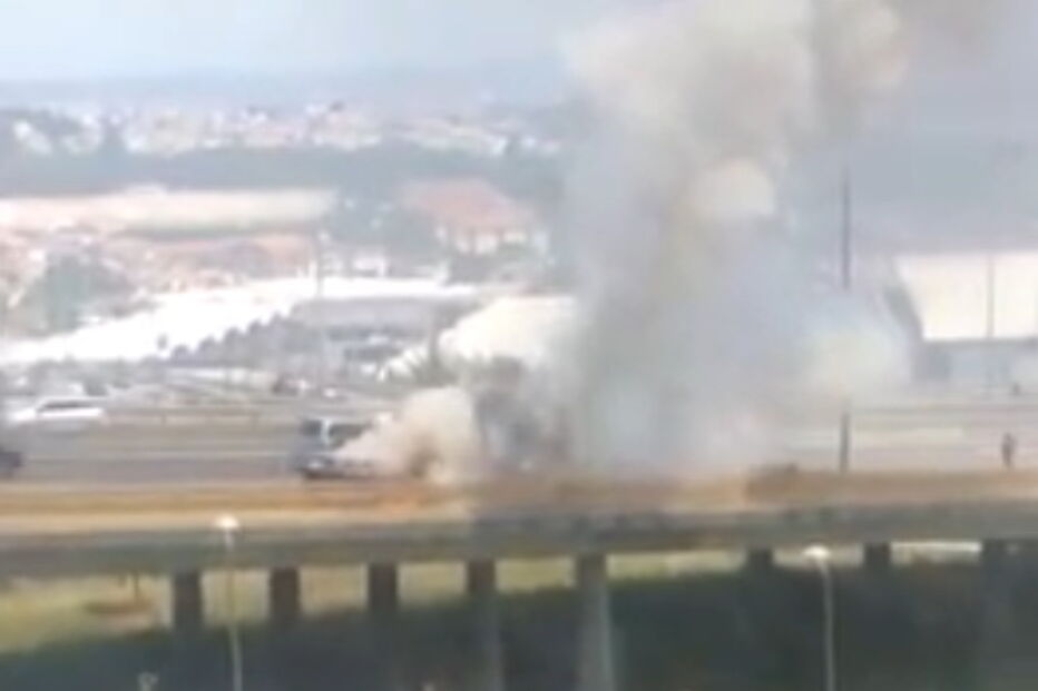 Carro a arder na VCI, no Porto