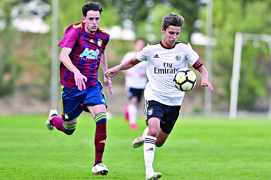 Tiago Dantas (dir.) tem apenas 18 anos e é o ‘motor’ da equipa B do Benfica