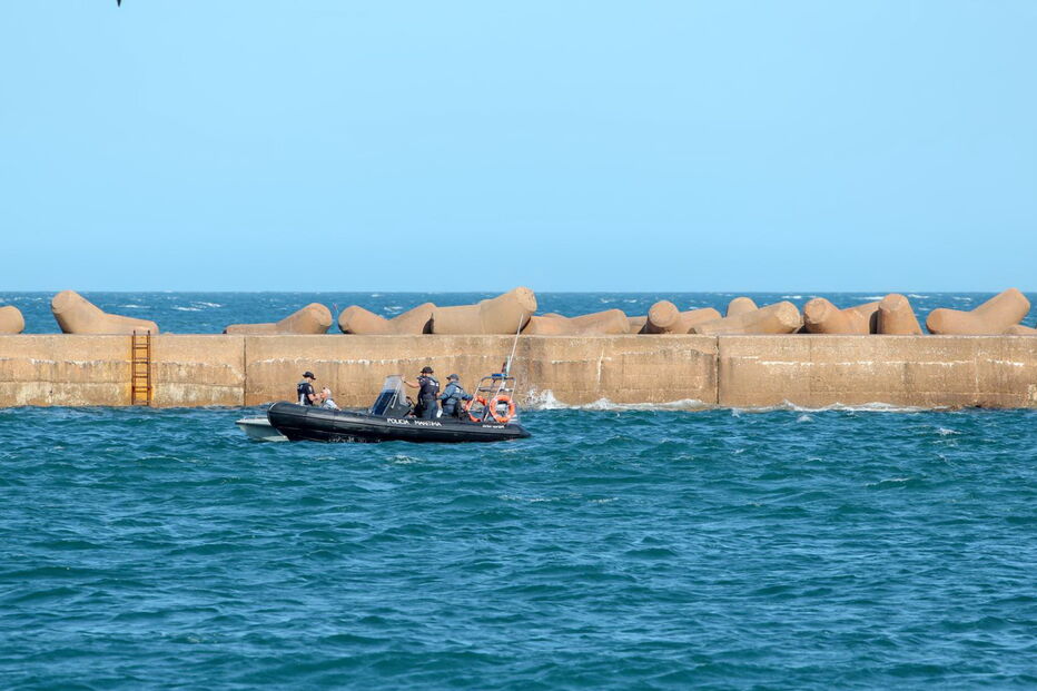 Início dos trabalhos para retirar draga naufragada na entrada da barra Faro-Olhão
