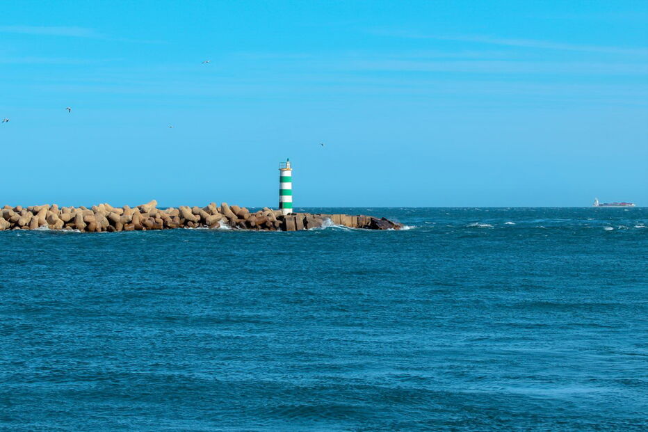 Início dos trabalhos para retirar draga naufragada na entrada da barra Faro-Olhão