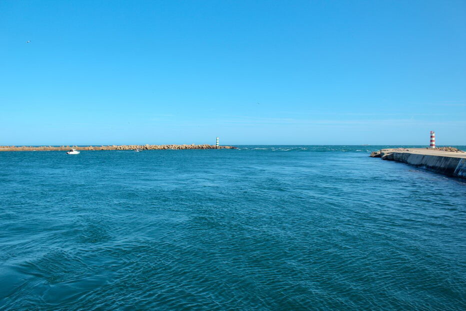 Início dos trabalhos para retirar draga naufragada na entrada da barra Faro-Olhão