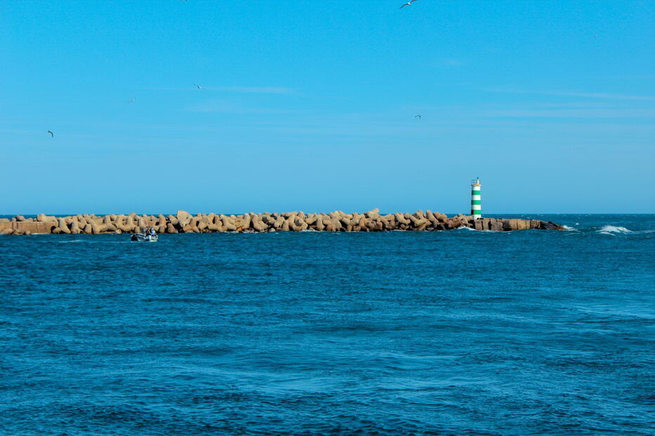 Início dos trabalhos para retirar draga naufragada na entrada da barra Faro-Olhão