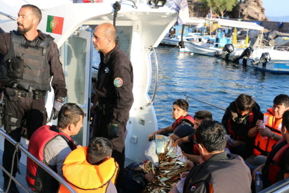 Polícia Marítima portuguesa resgatou 53 migrantes junto à ilha grega de Lesbos