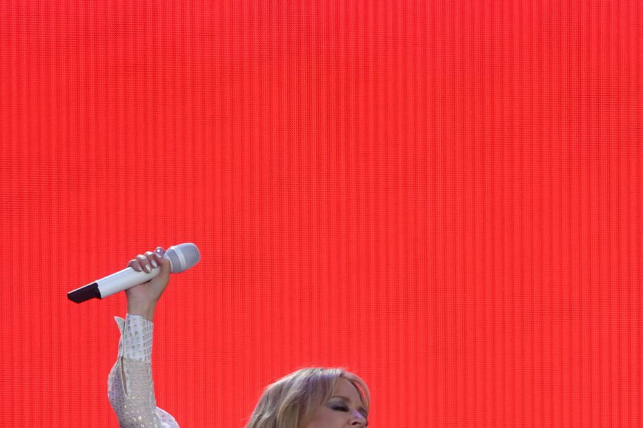 Kylie Minogue encanta fãs em festival 14 anos após batalha contra cancro da mama