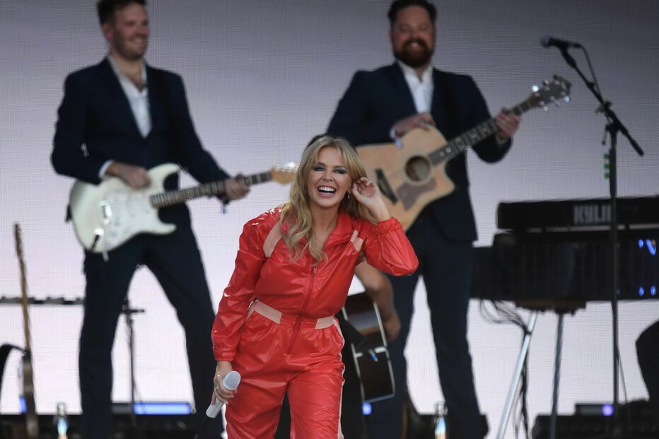 Kylie Minogue encanta fãs em festival 14 anos após batalha contra cancro da mama