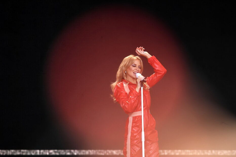 Kylie Minogue encanta fãs em festival 14 anos após batalha contra cancro da mama