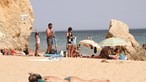 Banhistas arriscam a vida e escolhem sombra das arribas no Algarve para se instalarem