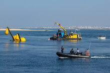 Contratempos dificultam retirada de draga da barra Faro-Olhão