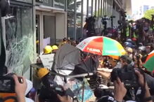 Recorrendo a um carrinho de supermercado metálico os manifestantes tentaram forçar a entrada no edifício da Assembleia