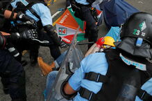 Polícia de Hong Kong usa gás lacrimogéneo para dispersar manifestantes junto ao parlamento