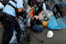 Polícia de Hong Kong usa gás lacrimogéneo para dispersar manifestantes junto ao parlamento