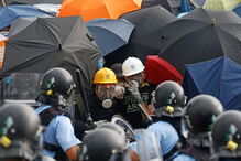 Polícia de Hong Kong usa gás lacrimogéneo para dispersar manifestantes junto ao parlamento