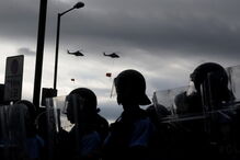 Polícia de Hong Kong usa gás lacrimogéneo para dispersar manifestantes junto ao parlamento