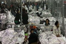 Novas imagens mostram condições precárias de crianças e adultos nos centros de detenção nos EUA