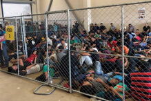 Novas imagens mostram condições precárias de crianças e adultos nos centros de detenção nos EUA