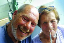 Joan Whitehorn com o filho Stephen, no Royal University Hospital, Londres 