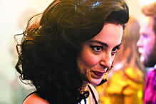 Victoria Guerra é Rosa Maria, uma das fundadoras da mítica discoteca Trumps  